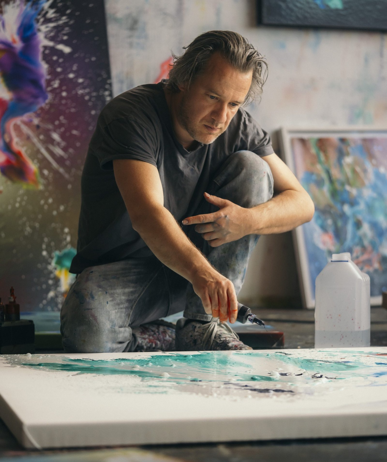 Foto von Christian Awe bei der Arbeit in seinem Atelier.